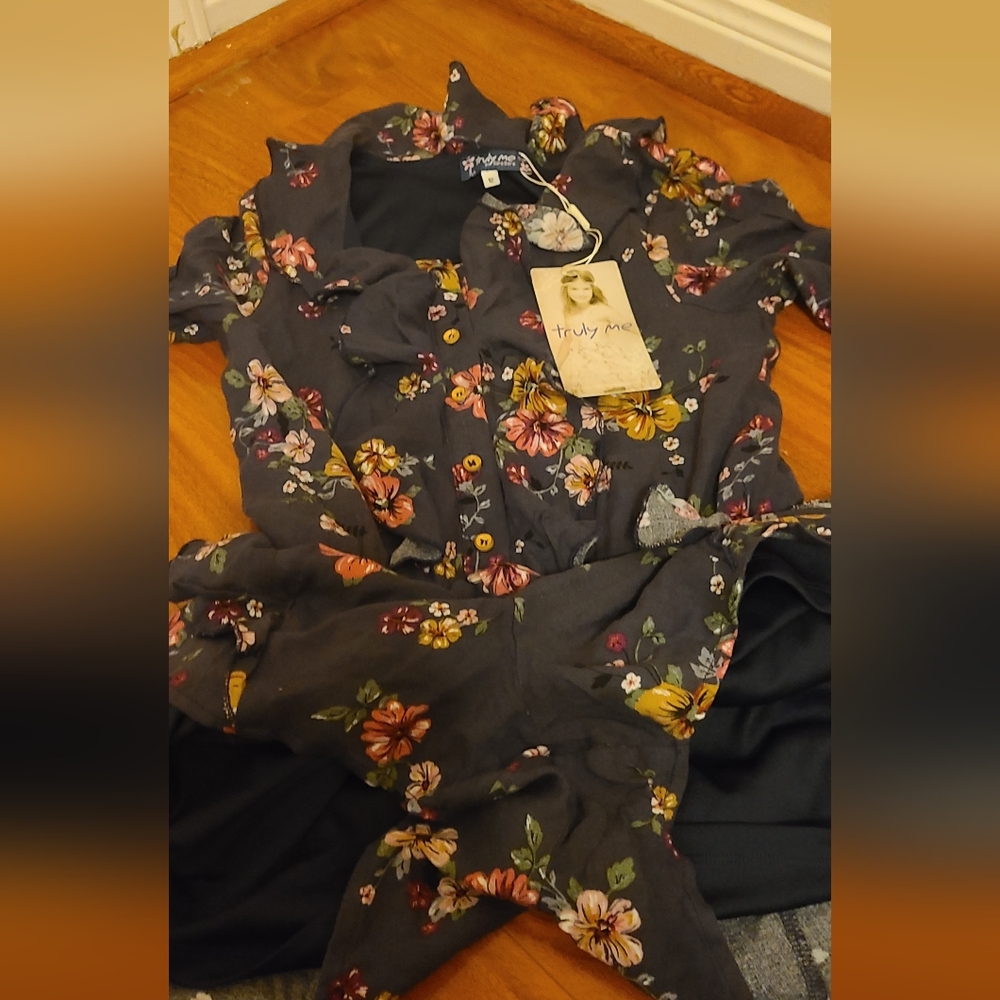 TrulyMe Brand *NEW NEVER WORN* Skirt w/ shorts